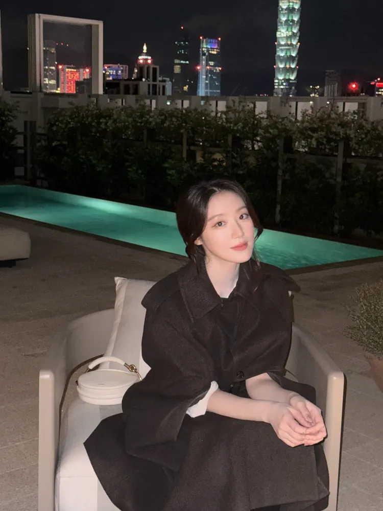 葉舒華穿著Burberry喀什米爾Belmont風衣披肩。品牌提供