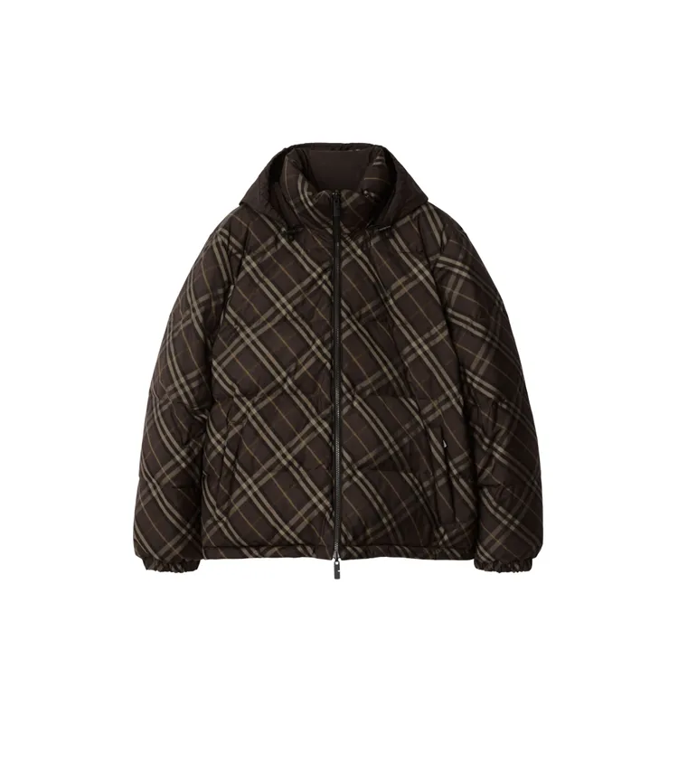 Burberry松露棕色雙面兩穿格紋Snowdon羽絨外套，6萬9000元。品牌提供