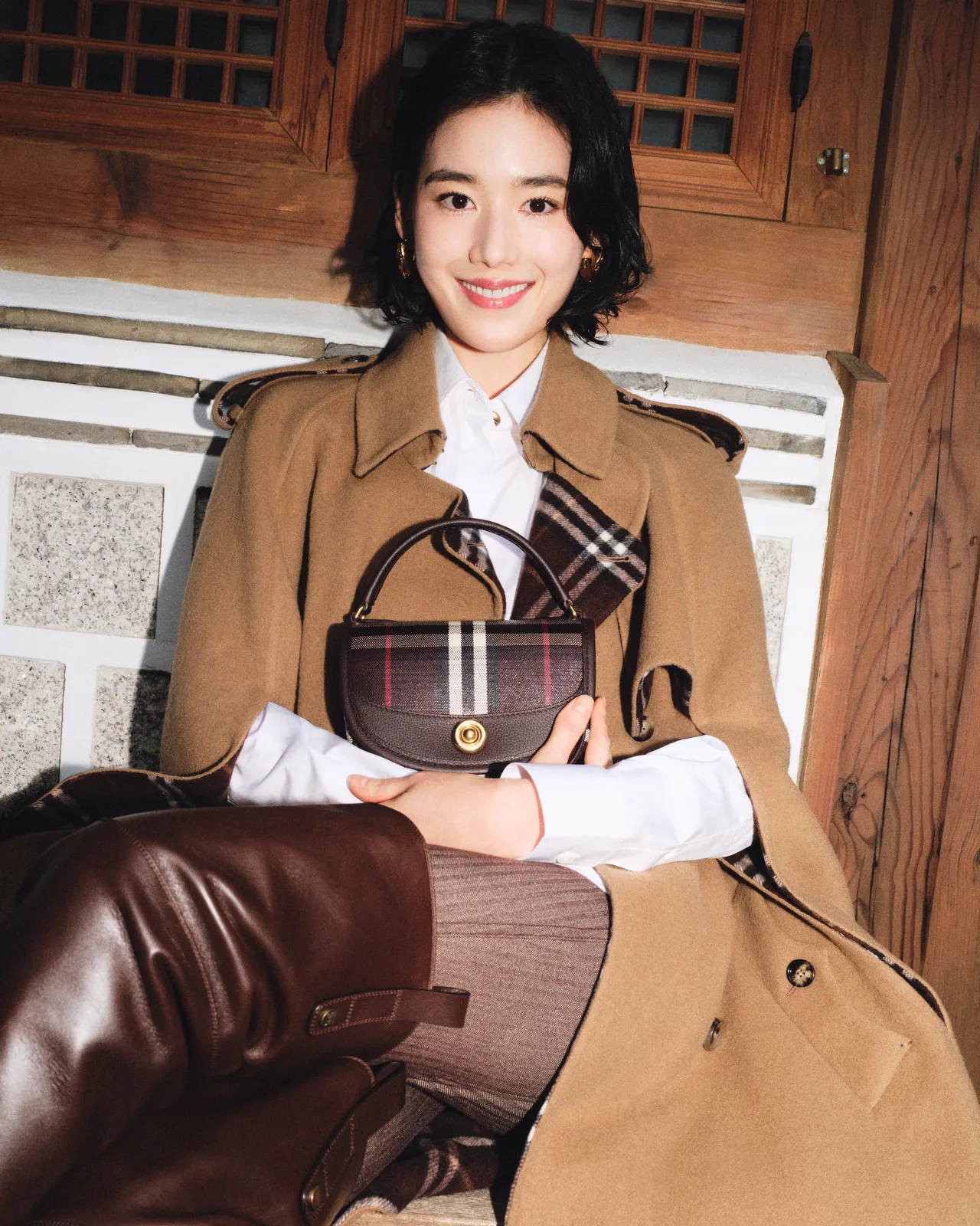 郑恩彩换上Burberry米色风衣散出优雅韵味。品牌提供