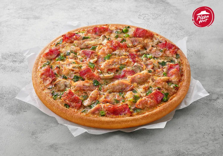 全新口味「蒜香起司燻雞培根披薩」，集結煙燻雞絲、香煎培根等配料。必勝客提供