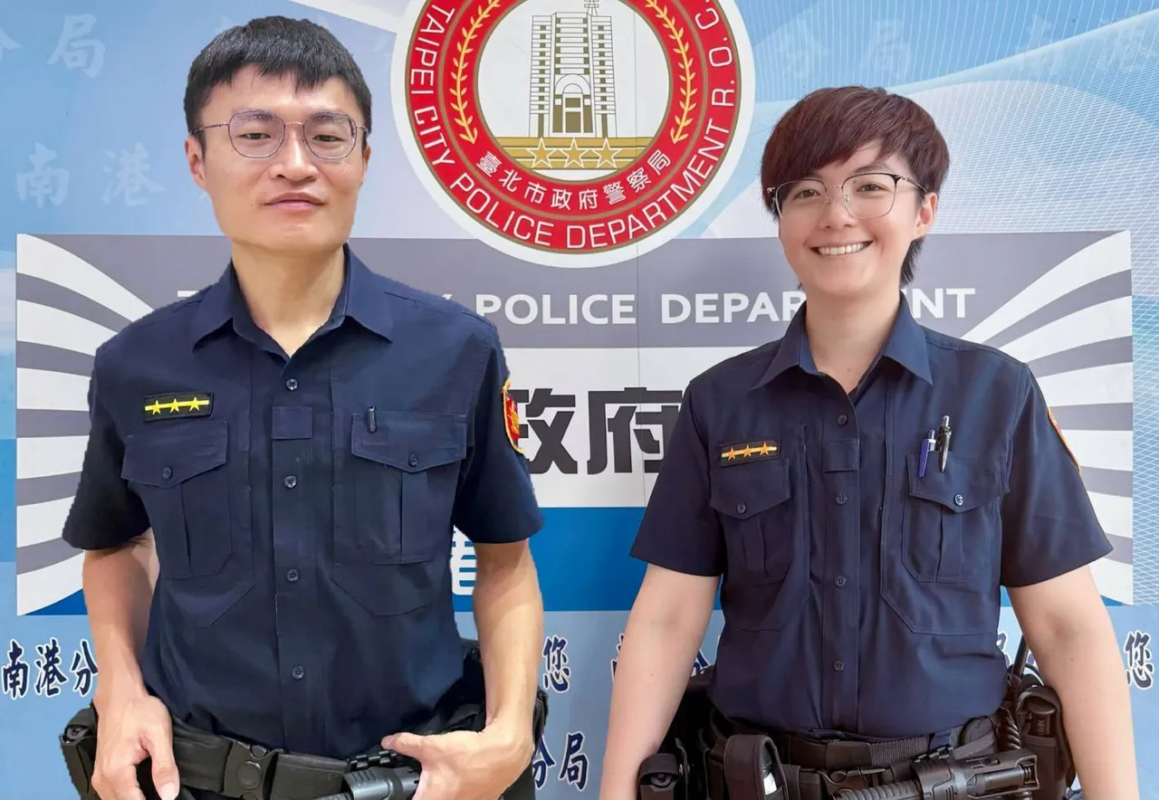 暖心送老翁回家的玉成所警员蔡孟宪(左)、陈玉芮(右)。翻摄画面