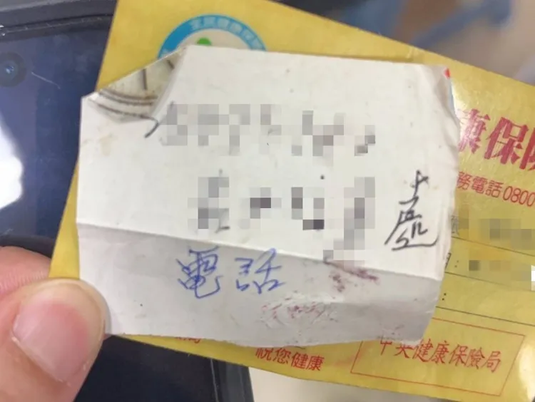 失智老翁身上攜帶的小卡，讓警員找到他回家的路。翻攝畫面