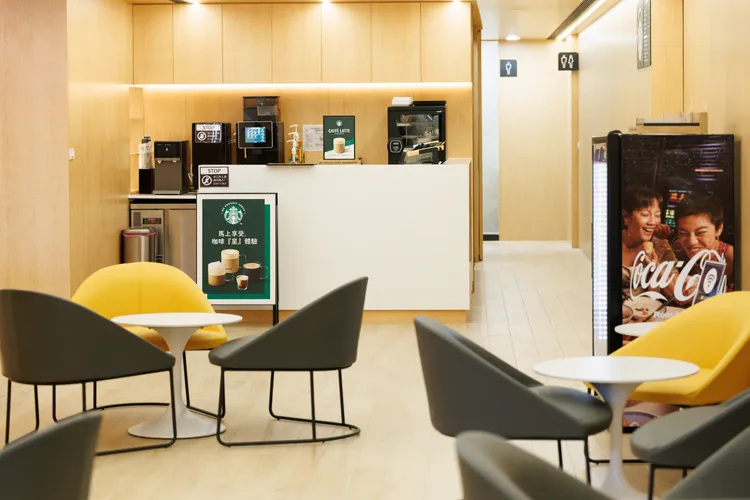 展示中心另規劃VIP商談空間及專屬交車室，提供靜謐貼心的諮詢服務與賞車環境，以及同步導入由專人提供的星巴克咖啡服務。業者提供