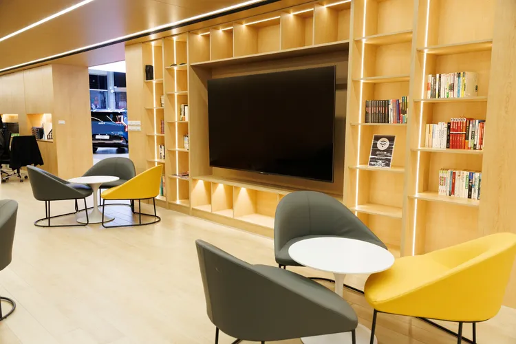 Kia北台南展示中心透過溫潤木質色調營造出舒適氛圍，完美展現Kia 「Opposites United 對立的和諧」的設計理念。業者提供