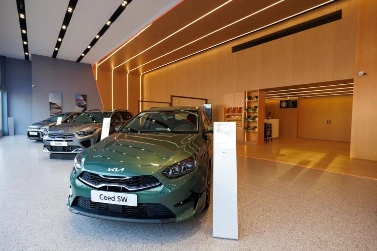 Kia北台南展示中心總占地逾300坪，尊榮客休區與展示區占地約150坪，商用車服務維修區則占地約160坪。業者提供