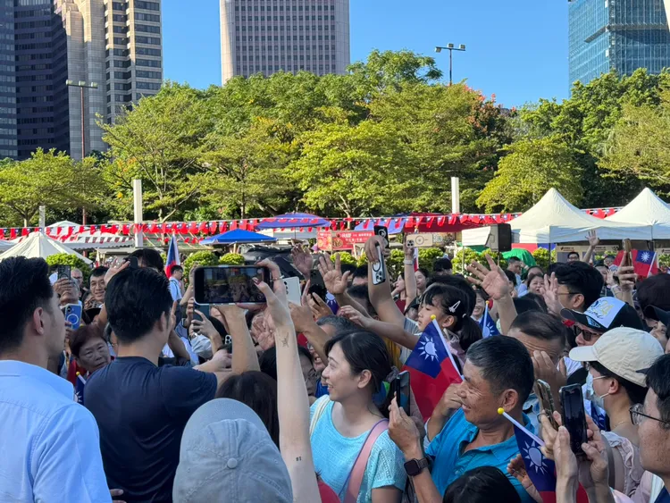 民眾搶拍蔣萬安合影，現場氣氛熱絡。張綵茜攝