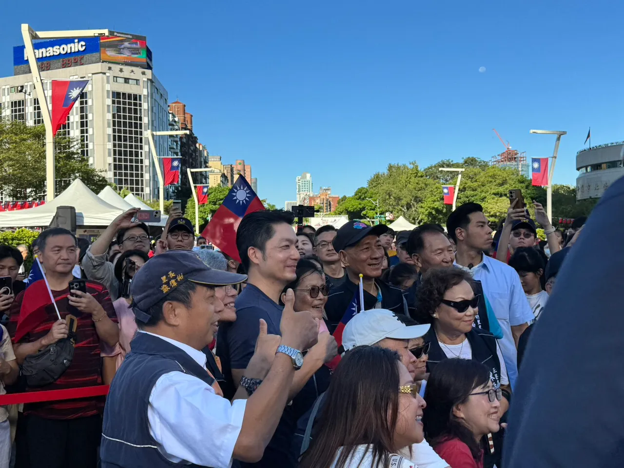 国庆活动现场人气爆棚,蒋万安成焦点,与市民亲切互动。张彩茜摄
