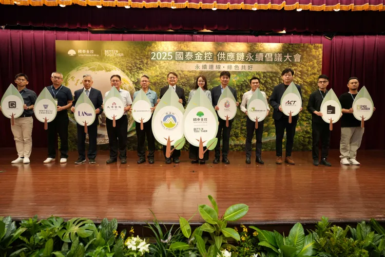 國泰金控首度邀請10家夥伴響應簽署倡議，承諾導入具環保標章等認證的產品與服務，正式投入綠色採購行列。國泰金控提供