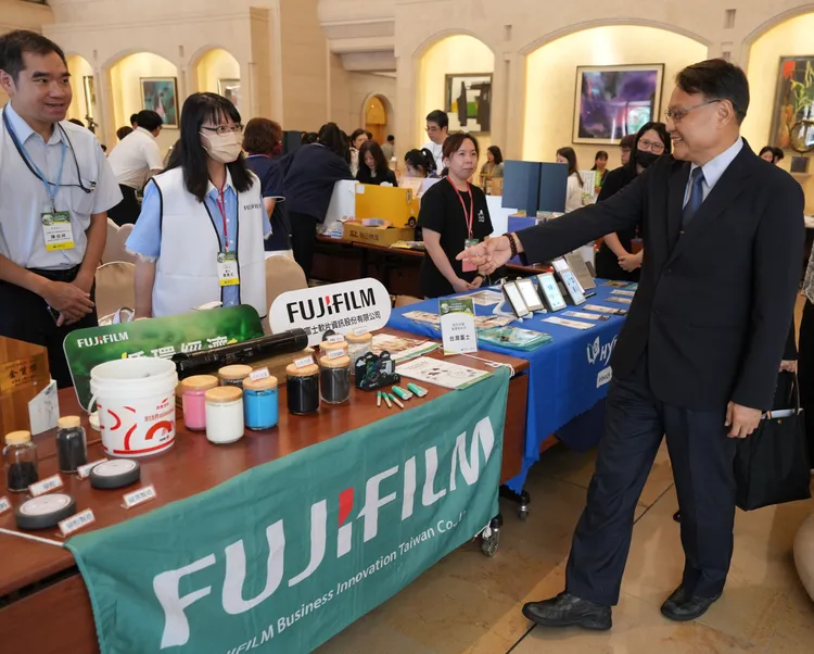 國泰金控今年特別設置「永續環保市集」，環境部政務次長謝燕儒（右一）親臨現場，與供應商夥伴相互交流，持續擴大綠色影響力。國泰金控提供