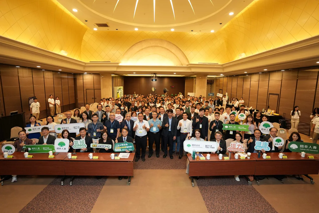 国泰金控今(3日)举办「永续供应商大会」,以「永续连线・绿色共好」为主轴,聚焦「倡议签署」、「卓越表扬」、「行动承诺」三大面向,现场邀请环境部政务次长谢燕儒及逾110家供应商代表与会。国泰金控提供