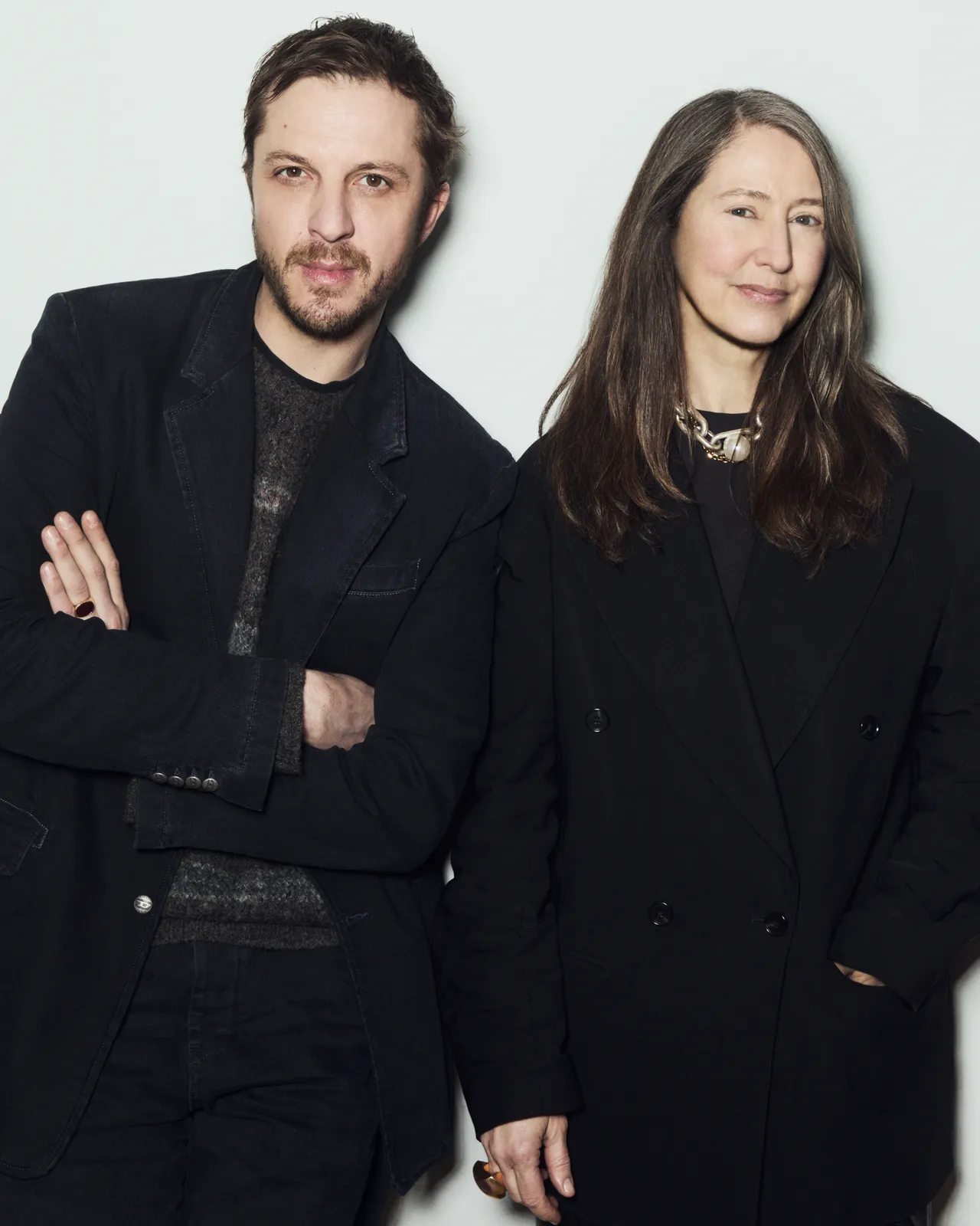 设计师Glenn Martens(左)与H&M创意顾问Ann-Sofie Johansson(右)。品牌提供