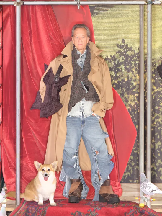 牛仔褲以不規則破洞、開衩帶來前衛感。品牌提供