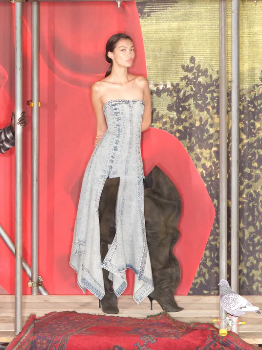 聯名系列延續了Glenn Martens充滿想像力的設計與大膽創新的風格。品牌提供