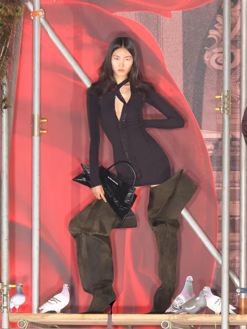 Glenn Martens標誌性的解構剪裁與錯視美學全都融入設計。品牌提供