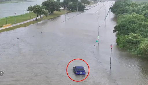 二重疏洪道「一片汪洋」空拍畫面曝! 多輛汽車拋錨水淹過半個輪胎高