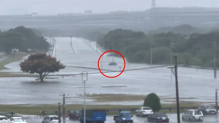 停車場內車輛也被水淹，一旁進出道路變成水路，暫時無法離開。翻攝畫面