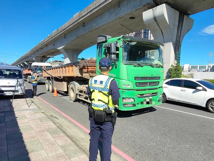 林口警方取締大型車違規。警方提供