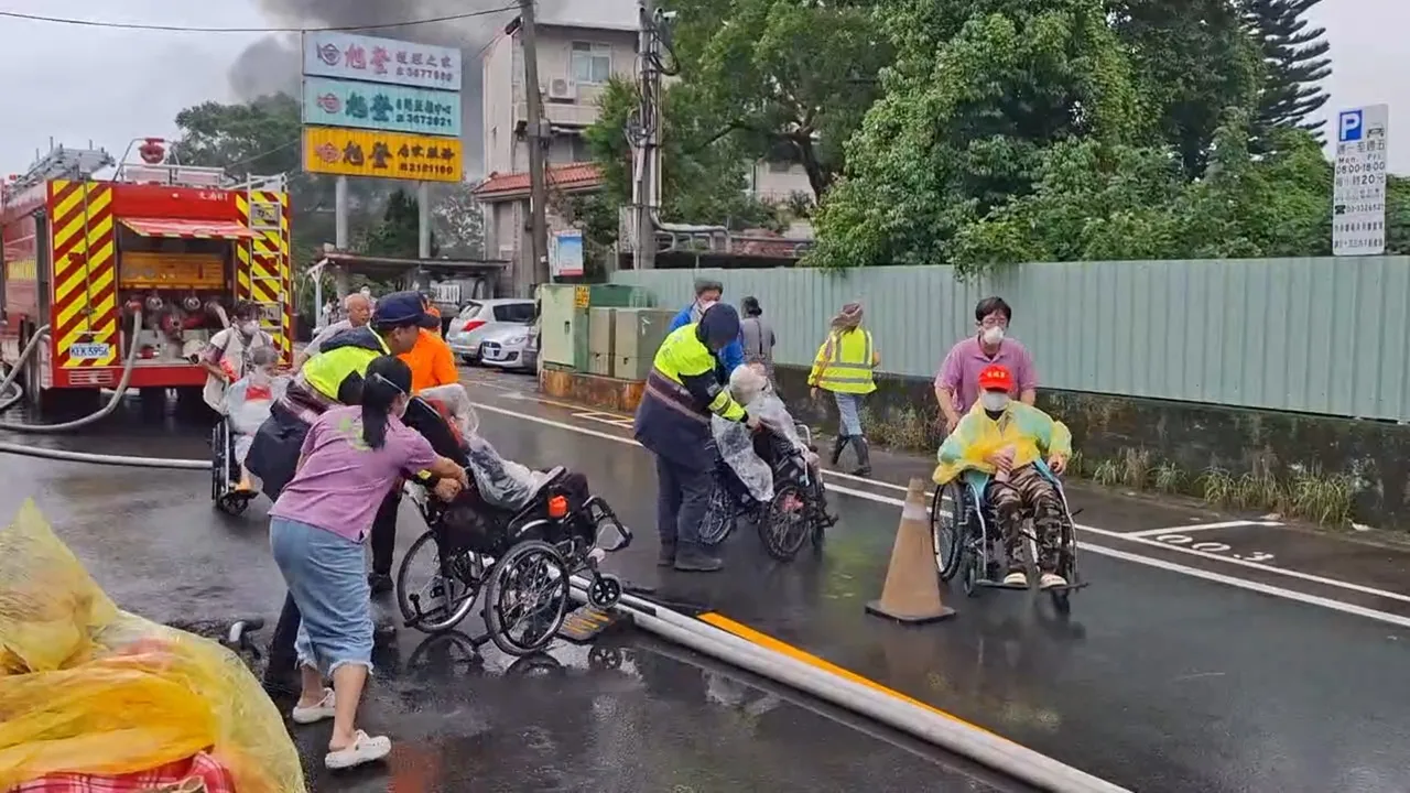 警方协助安养院撤离。桃园警分局提供