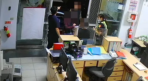 被媽媽罵負氣離家...高雄男童搭火車北上找阿嬤卻迷路 嘉義警助返家
