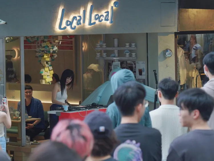 白安打碟，吸引路人圍觀同歡。相信音樂提供