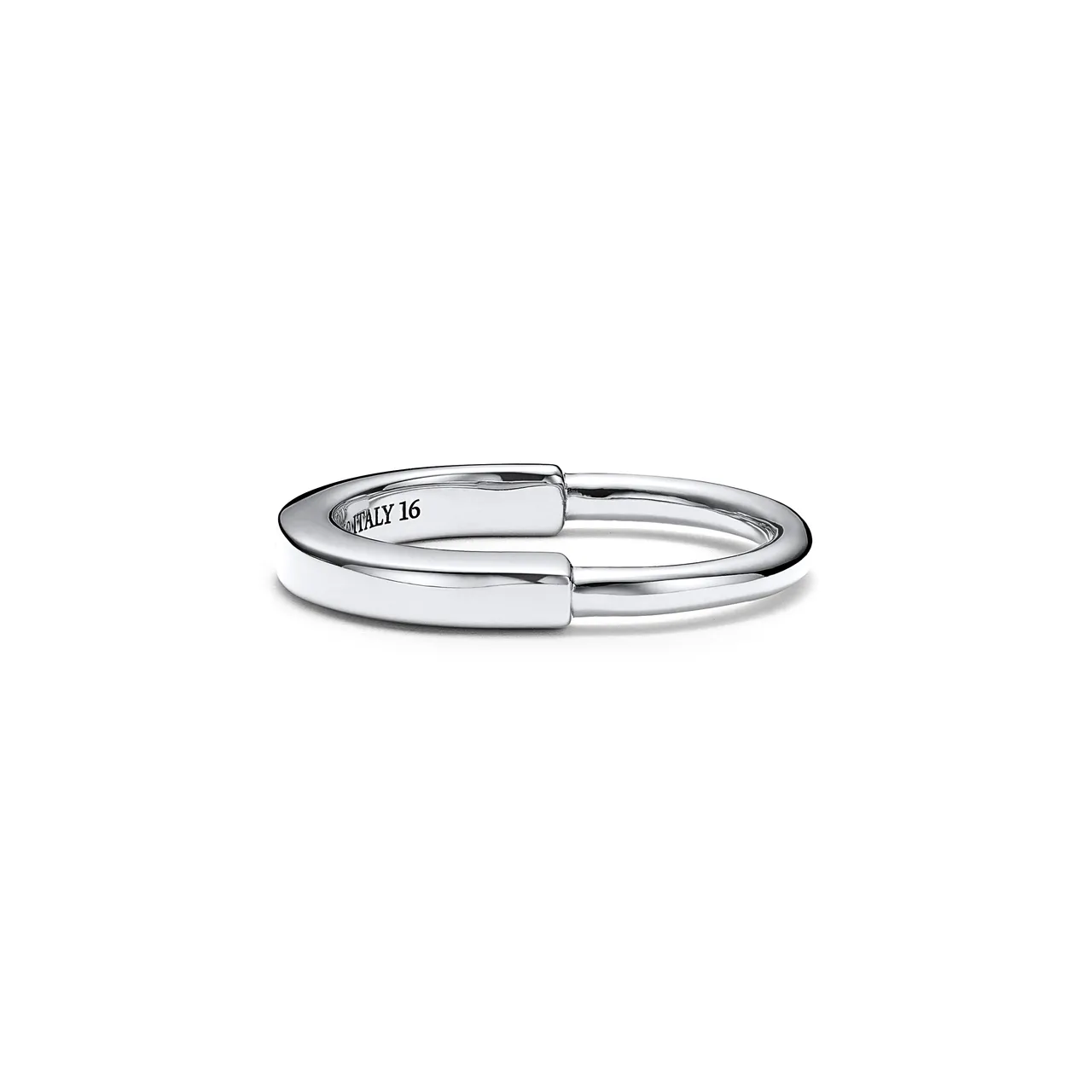 Tiffany Lock白K金戒指,4萬7000元。品牌提供