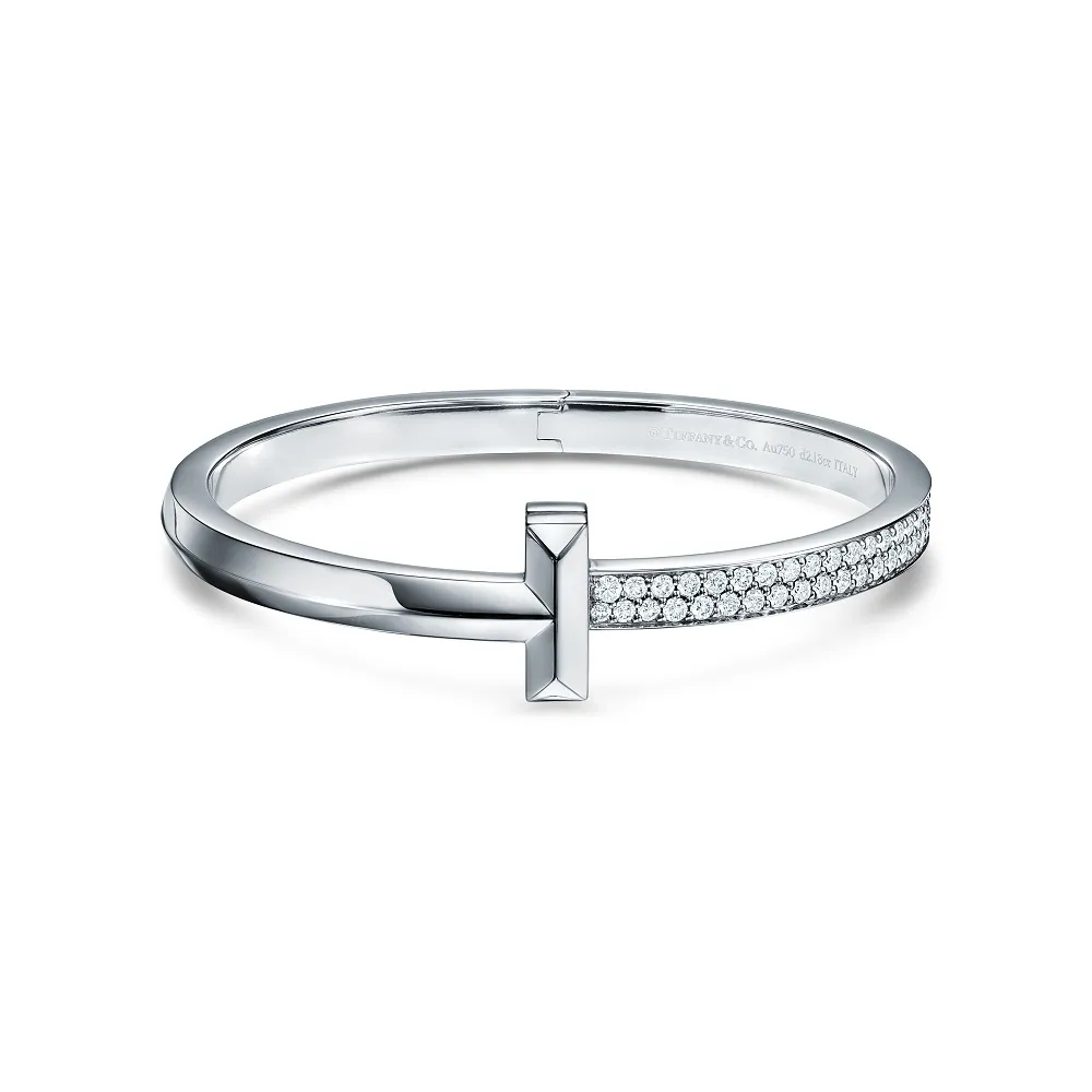 Tiffany T1 白 K 金寬版鑲鑽手環,95萬5000元。品牌提供