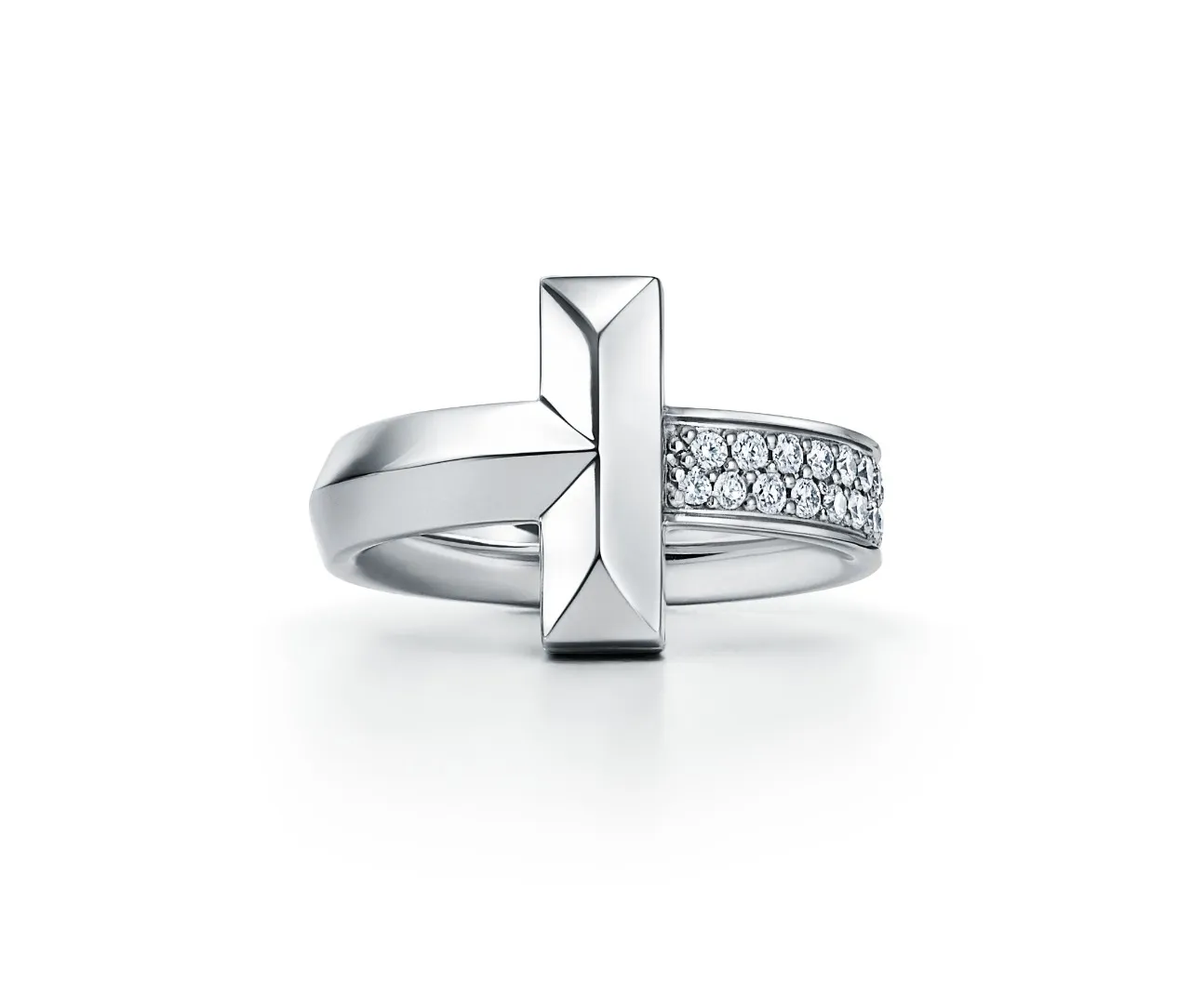 Tiffany T1 18K 白金寬版鑲鑽戒指,18萬9000元。品牌提供