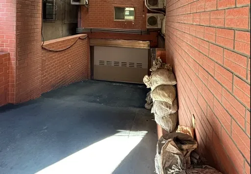 新北女醉卧车道出入口惨遭汽车辗压 警消救出送医开刀抢救