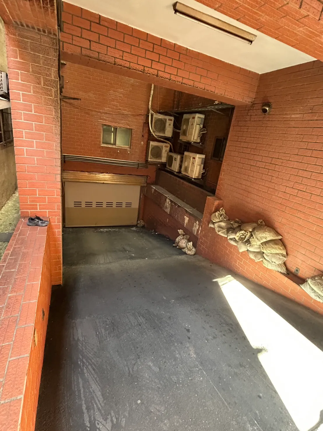 出事車道狹窄且有高低落差，視線多有死角。翻攝畫面