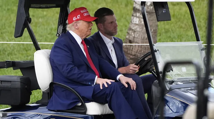 美美國總統川普（左）與次子艾瑞克。美聯社資料照
