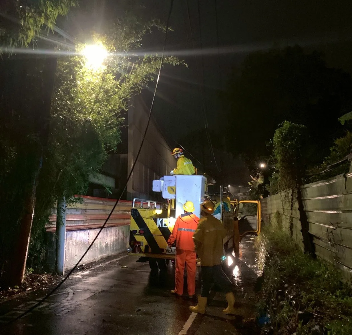 台电派员抢修。龟山警分局提供