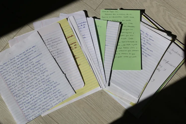 教宗收到來自美國移民的信件。路透