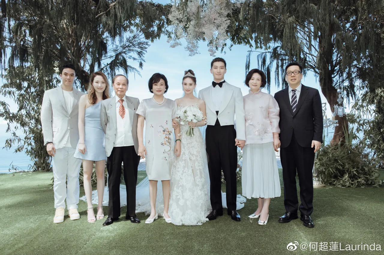 何超莲(右四)和窦骁(右三)2023年在峇里岛举行婚礼,何超莲母亲陈婉珍(左四)、舅舅(左三)、姊姊何超云(左二)、弟弟何猷启(左),还有窦骁父母齐聚一堂。翻摄何超莲微博