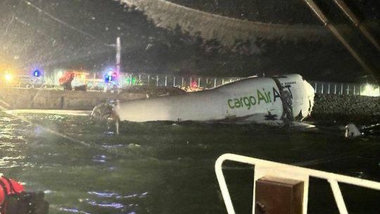 貨機降落香港機場衝出跑道墜海　撞上地勤車2死