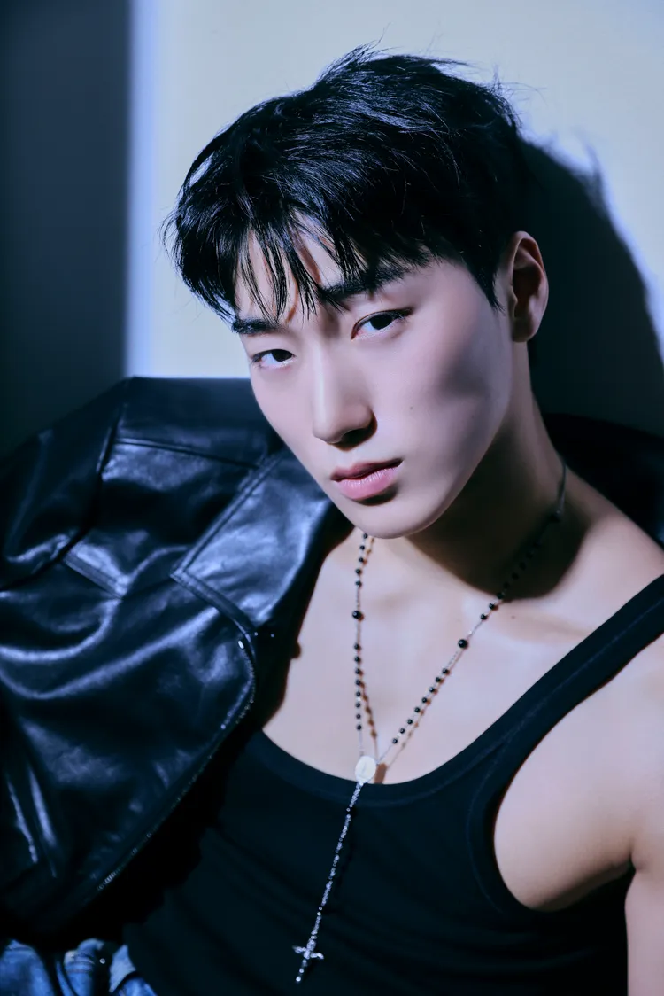 崔傘另也換上皮革外套內搭黑色背心，演繹帶點性感的義式休閒風格。品牌提供