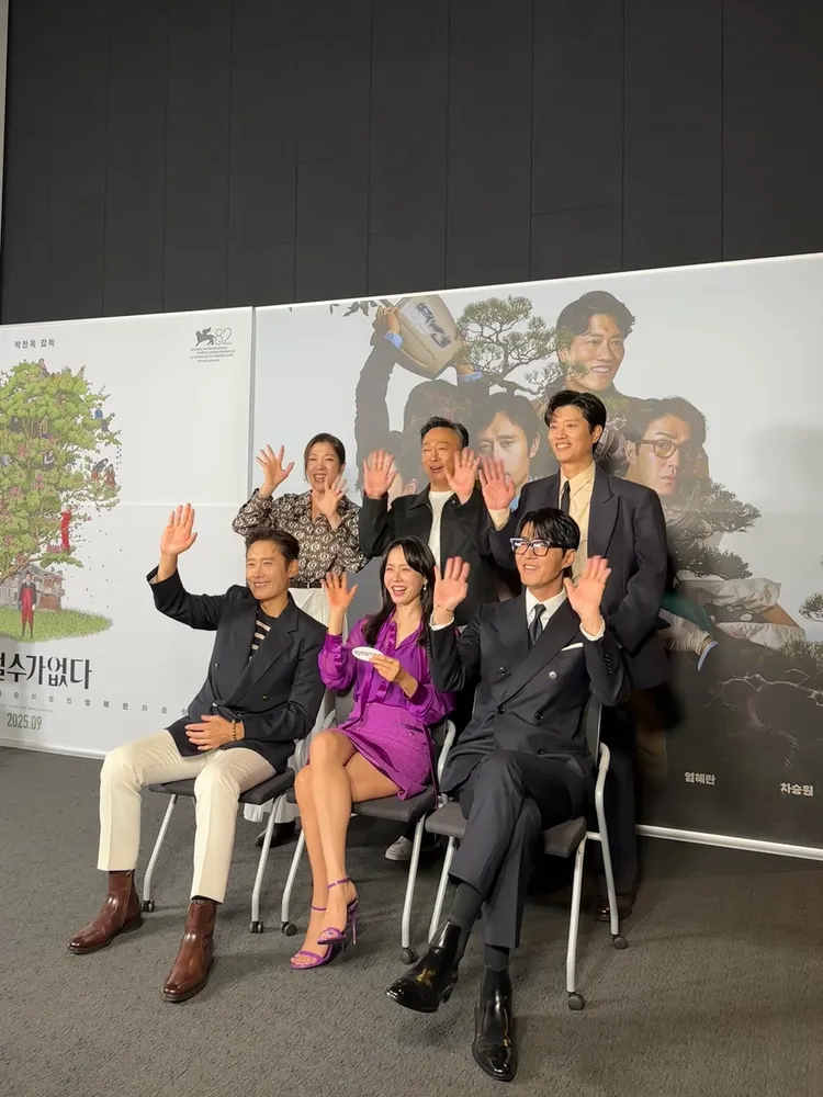 孫藝珍日前穿著的紫色洋裝為「MAIOLICA 系列」，系列單品以濃烈大膽的九重葛紫作為主視覺。品牌提供