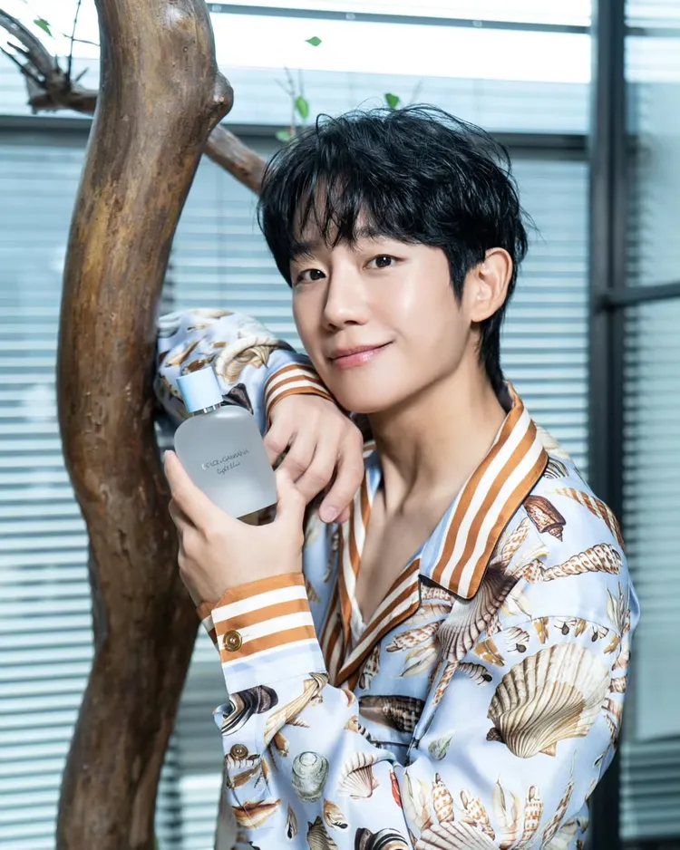 品牌大使丁海寅穿著「COSTIERA系列」，以清爽藍色結合貝殼等海洋元素。品牌提供