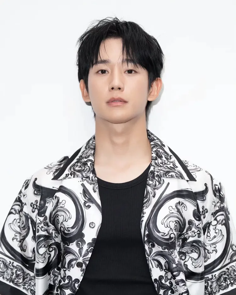 品牌大使丁海寅穿著「MAIOLICA系列」，以經典馬約裡卡陶釉印花為核心。品牌提供