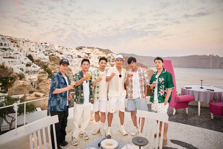 陳冠廷（右起）、周杰倫、劉畊宏、阿Ken(林暐恆)、杜國璋、陳冠霖在希臘聖托里尼合影。杰威爾提供