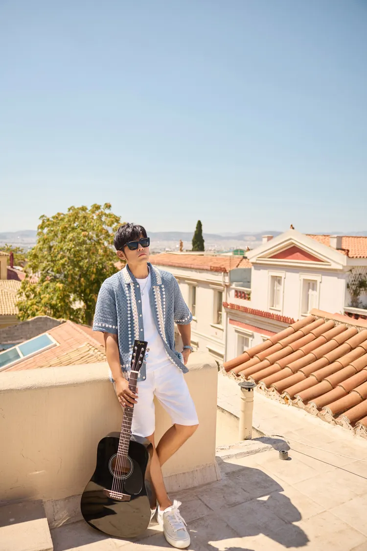 周杰倫首集在雅典購入一把黑色吉他，即興創作驚艷眾人。杰威爾提供