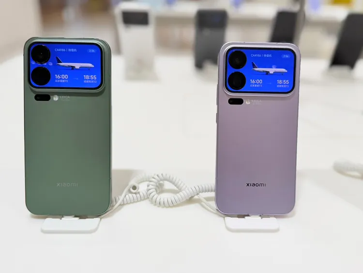 盧偉冰預告將在下一代於背面螢幕加入AI即時翻譯功能。趙筱文攝