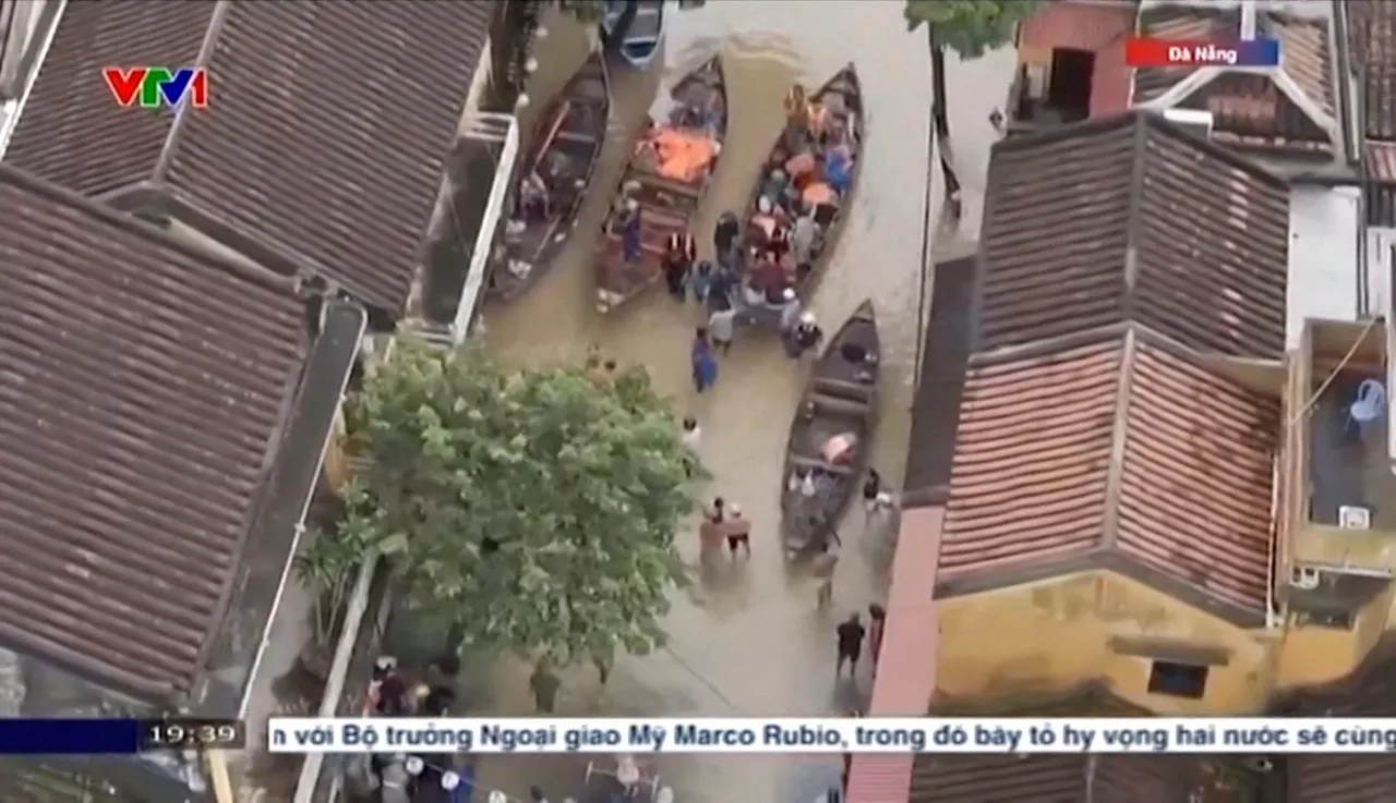 越南水灾围困居民,仰赖船只运送民生物资。路透社