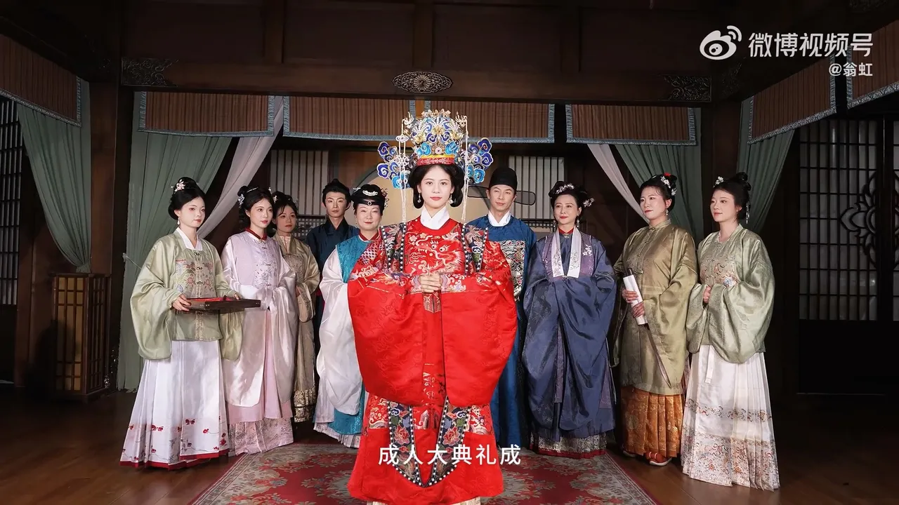 翁虹一家人拍古裝片。翻攝翁虹微博