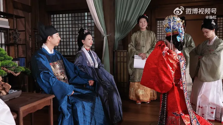 劉蒔行笄禮，下跪聽父母訓誨。翻攝翁虹微博