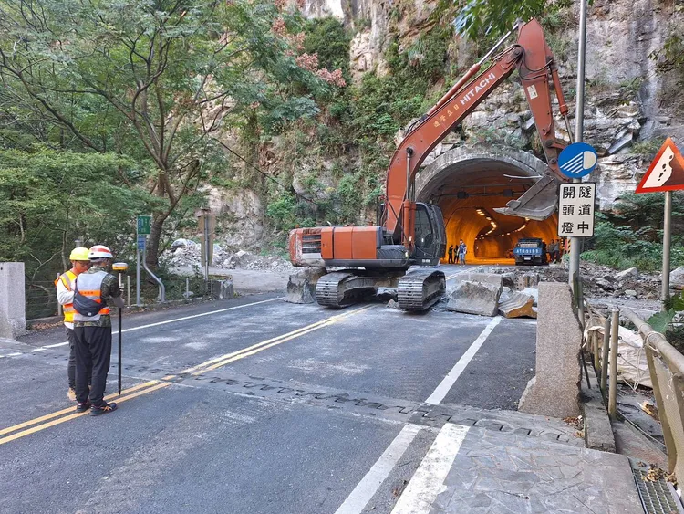 怪手抵達壩體邊進行後續降挖及安全評估。林保署花蓮分署提供