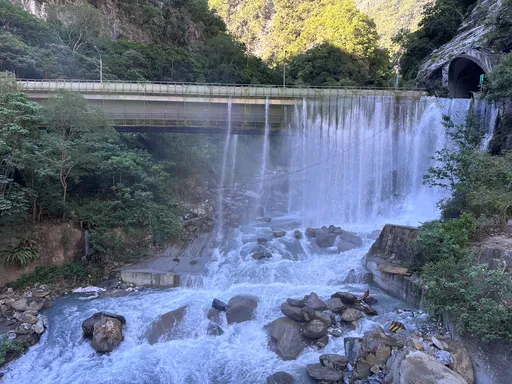 立霧溪堰塞湖溢流「路面成瀑布」畫面曝光 台8線東端禁入