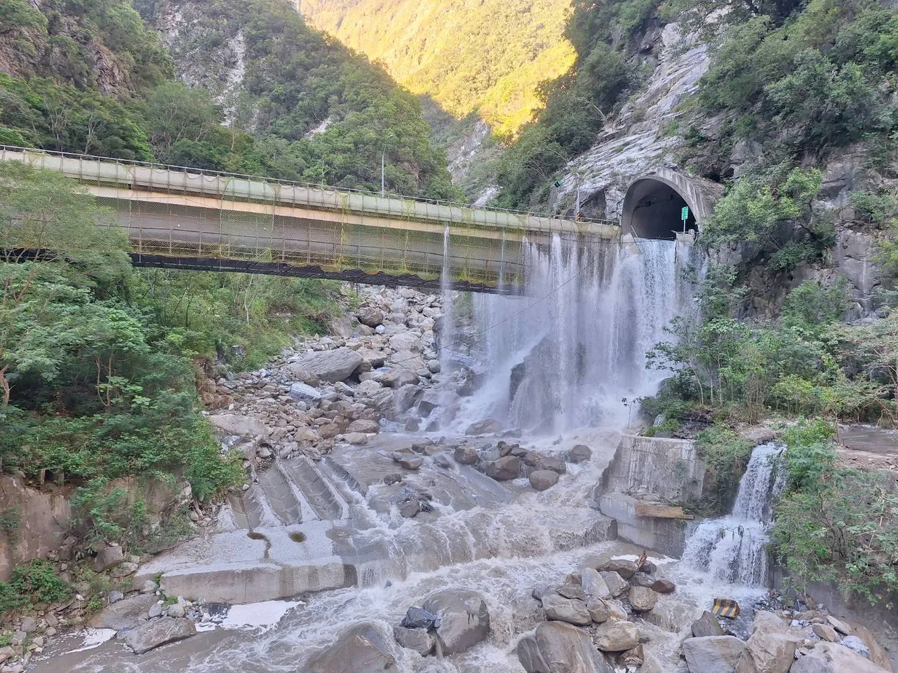 水淹鲁丹乔路面。林保署花莲分署提供