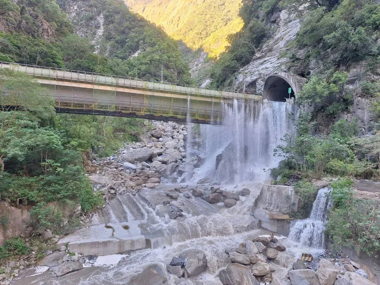 水淹魯丹喬路面。林保署花蓮分署提供