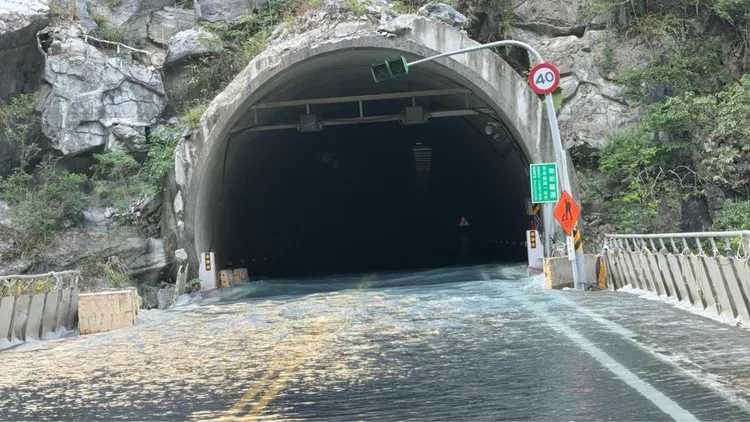 水淹魯丹喬路面。林保署花蓮分署提供