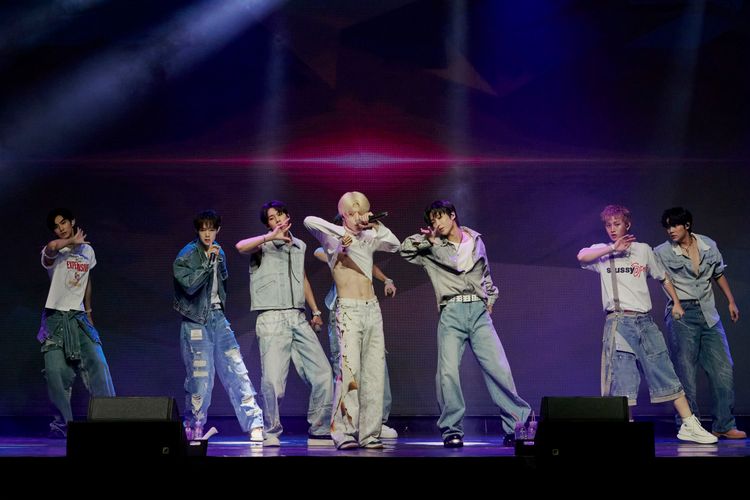 男團「ARKis」首場見面會 寵粉無極限!露養眼「冰塊腹肌」